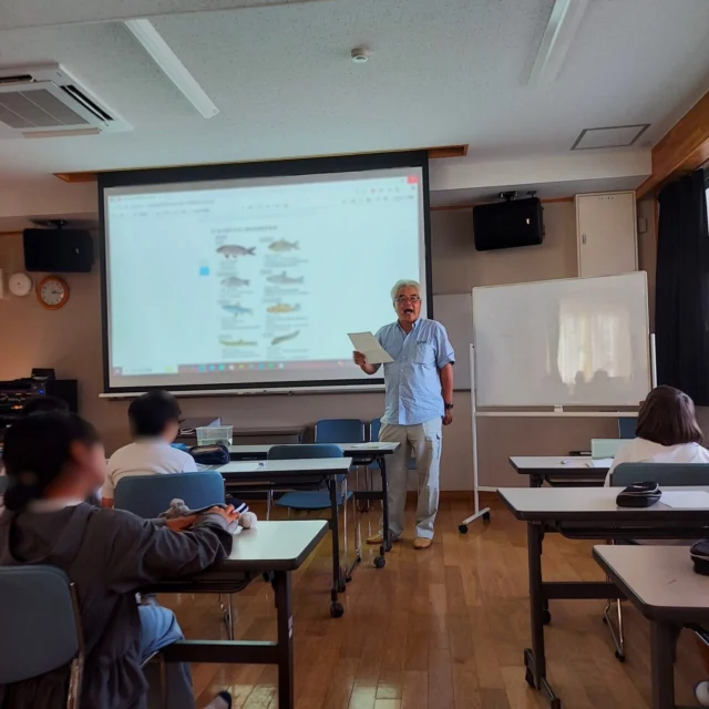 .
地域の学校「両荘みらい学園」で、ため池についての授業を行いました🧑‍🏫🏫
isseiの本社がある加古川市周辺には、たくさんのため池があります。
これからの季節は、餌を求めて多くのコウノトリが訪れることでしょう🌾🌿🌤️

#株式会社一成
#isseieco
#環境調査
#生物調査
#環境コンサルタント
#環境教育
#環境に関わる仕事
#自然に関わる仕事
#ビオトープ
#SDGs
#自然環境
#野生動物
#生き物好き
#自然観察
#生き物観察
#インターンシップ
#自然好き
#生態系
#生物多様性
#森林
#河川
#里山
#ため池
#授業