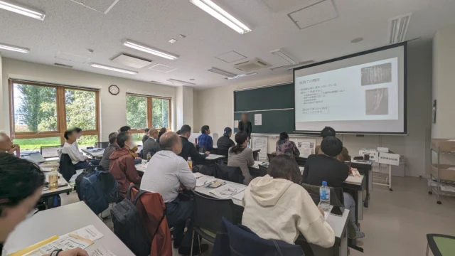 .
ジビエまるわかりセミナー（北海道）を開催しました🦌✨

座学ではエゾシカ利活用最前線の講師の皆様にご講演いただき、実習では実際にエゾシカの二次処理（脱骨、部分肉分解）を見せていただいた後に全員で実食しました🍽️😋

その後、ジビエ処理施設の見学や、参加者同士の情報交換も行いました💬🏫

ご協力頂いた北海道大学様、お集まりいただいた皆様、ありがとうございました🌿🤝

#株式会社一成
#isseieco
#環境調査
#生物調査
#環境コンサルタント
#環境教育
#環境に関わる仕事
#自然に関わる仕事
#ビオトープ
#SDGs
#自然環境
#野生動物
#生き物好き
#自然観察
#生き物観察
#インターンシップ
#自然好き
#生態系
#生物多様性
#森林
#河川
#里山
#ジビエまるわかりセミナー
#ジビエまるわかりセミナー北海道
#ジビエ
#利活用
#エゾシカ
#ハンター
#狩猟