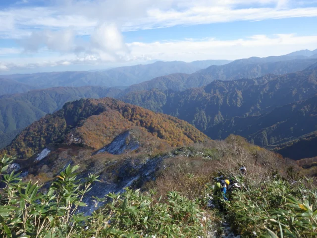 .
山では平地よりも一足早く冬がやってきます⛄積雪する現場では、「早く終わらせなければ…」という気持ちを抑えつつ、安全第一で作業を行います！
#株式会社一成
#isseieco
#環境調査
#生物調査
#環境コンサルタント
#環境教育
#環境に関わる仕事
#自然に関わる仕事
#ビオトープ
#SDGs
#自然環境
#野生動物
#生き物好き
#自然観察
#生き物観察
#インターンシップ
#自然好き
#生態系
#生物多様性
#森林
#河川
#里山
#積雪 
#安全第一