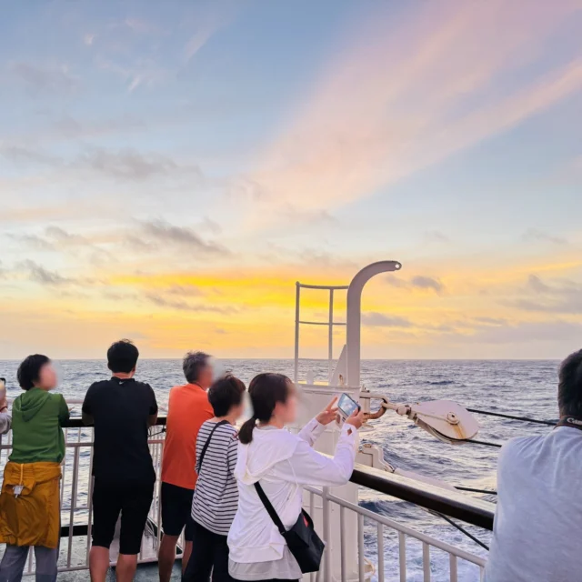 【小笠原渡島記⑥】

船から見るご来光🔅

ご来光を見るために早朝からデッキへ。😪

台風の影響で、後部甲板のみが解放されていたため、皆がそこに集まっていました。

あいにく雲に隠れながらのご来光でしたが、長い船旅を共にしている船客たちと談笑しながら見る朝日は格別なものでした。👏👏👏

小笠原渡島記は今回で最終回です。
次の出張をお楽しみに👋

#株式会社一成
#isseieco
#環境調査
#生物調査
#環境コンサルタント
#環境教育
#環境に関わる仕事
#自然に関わる仕事
#ビオトープ
#SDGs
#自然環境
#野生動物
#生き物好き
#自然観察
#生き物観察
#インターンシップ
#自然好き
#生態系
#生物多様性
#森林
#河川
#里山
#小笠原
#ご来光