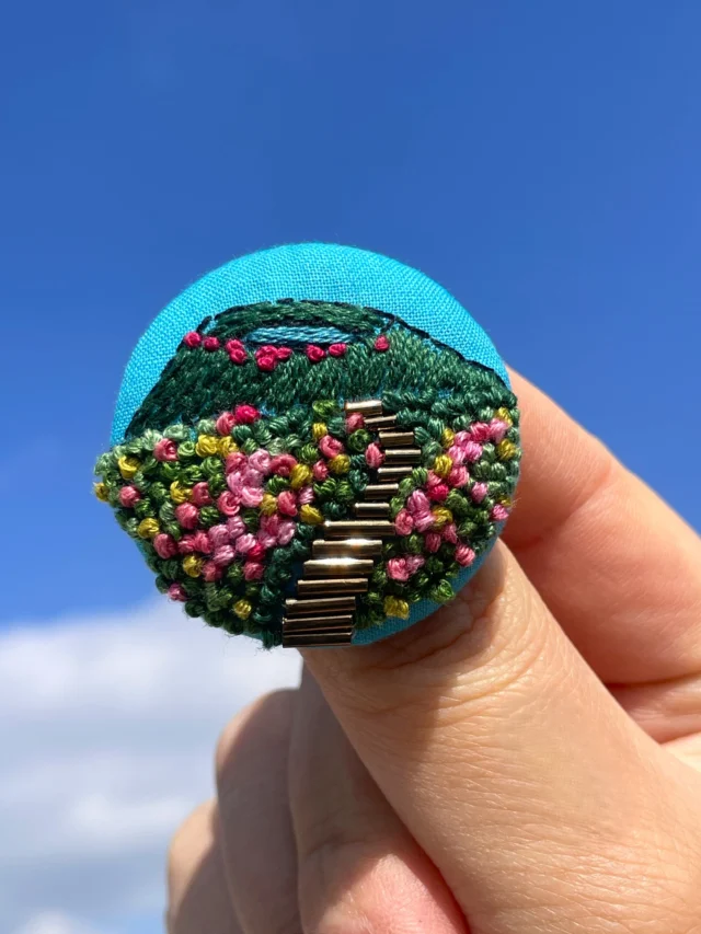 .
霧島ジオパークの調査中、素敵なブローチの作家さんに出会いました。

「韓国岳から見た大浪池」を刺しゅうされています！

山で出会う忘れられない景色を持ち帰りできる、素敵な作品です。

@tomotanyamanoboru

#株式会社一成
#isseieco
#環境調査
#生物調査
#環境コンサルタント
#環境教育
#環境に関わる仕事
#自然に関わる仕事
#ビオトープ
#SDGs
#自然環境
#野生動物
#生き物好き
#自然観察
#生き物観察
#インターンシップ
#自然好き
#霧島錦江湾国立公園
#霧島ジオパーク
#韓国岳
#大浪池
#刺しゅうブローチ