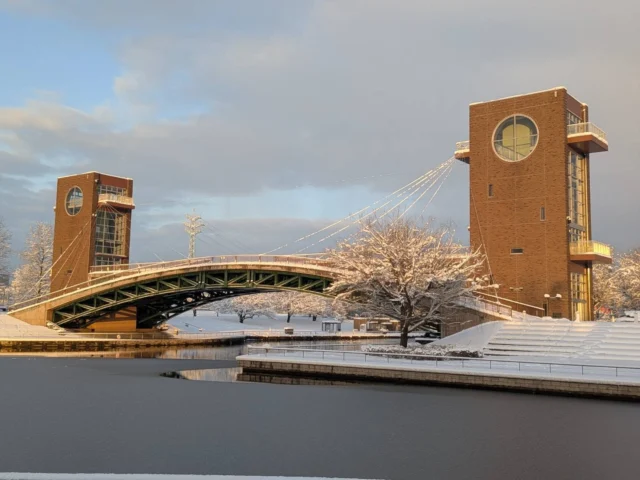 .
富山県へ行ってきました。

前日までの大雪で、あたり一面まっ白。そこへ立山連峰からの朝日が差し込んで、まるで別世界のようでした。

池のほとりでは、鳥たちがじっと佇んでいて、可愛かったです。

#株式会社一成
#isseieco
#環境調査
#生物調査
#環境コンサルタント
#環境教育
#環境に関わる仕事
#自然に関わる仕事
#ビオトープ
#SDGs
#自然環境
#野生動物
#生き物好き
#自然観察
#生き物観察
#インターンシップ
#自然好き
#立山
#中部山岳国立公園
#富岩運河環水公園
#冬景色