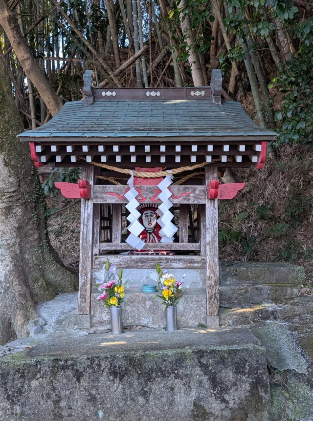 .
宮崎県えびの市を訪れた際、「田の神さぁ」に出会いました。

関西ではあまり馴染みがありませんが、鹿児島県や宮崎県周辺では、田んぼのそばや道端で、さまざまな表情の「田の神さぁ」に出会うことができます。

田の神さぁは、豊作を見守る農耕の神さま。地域ごとに姿かたちが違っていて、どこか親しみのあるお顔をされているのが印象的です。

定期的にお化粧直しもされているそうです。大切に守られてきたことが伝わってきて、素敵な風習だなあと感じました(^O^)

#株式会社一成
#isseieco
#環境調査
#生物調査
#環境コンサルタント
#環境教育
#環境に関わる仕事
#自然に関わる仕事
#ビオトープ
#SDGs
#自然環境
#野生動物
#生き物好き
#自然観察
#生き物観察
#インターンシップ
#自然好き
#生態系
#生物多様性
#森林
#河川
#里山
#田の神さぁ
#田の神さあ 
#たのかんさぁ
#田の神